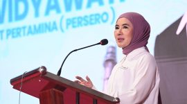 Keterangan Foto 3 : Direktur Utama Pertamina Nicke Widyawati saat memberikan sambutan pada acara Groundbreaking Buffer Zone Pelebaran Jalan Sukaurip - Sukareja dalam rangka Implementasi Bufferzone Tahap I PT Kilang Pertamina Internasional, Kilang Balongan, Indramayu, Jawa Barat. Senin (26/08/2024).