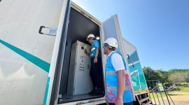 Petugas PLN melakukan persiapan dan pengecekan data pada uninterruptible power supply (UPS) yang akan digunakan dalam mengamankan pasokan listrik acara Indonesia – Africa Forum (IAF) ke–2 di Bali.