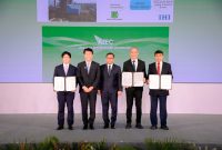 Penandatangan MoU tentang Kerja Sama Studi Green Ammonia dan Cofiring Ammonia oleh Direktur Utama PLN IP, Edwin Nugraha Putra (kedua dari kanan), Direktur Utama Pupuk Kujang, Maryono (kanan) dan Director of Engineering Center IHI Corporation, Shinichi Takano (kiri) disaksikan oleh Ministry of Economy, Trade and Industry (METI) Japan, Ken Saito (kedua dari kiri) dan Direktur Perencanaan Korporat dan Pengembangan Bisnis PLN, Hartanto Wibowo (tengah).