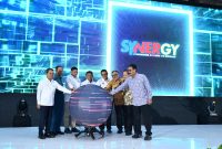 Keterangan Foto 1: JAKARTA - Wakil Direktur Utama Pertamina Wiko Migantoro, Kepala Badan Standardisasi Instrumen Lingkungan Hidup dan Kehutanan Kementerian Lingkungan Hidup dan Kehutanan (KLHK) Ary Sudijanto, Direktur Pembinaan Program Minyak dan Gas Bumi Kementerian Energi dan Sumber Daya Mineral (ESDM) Mirza Mahendra meresmikan Digitalisasi Dokumen Perizinan Pertamina Group secara simbolis, Senin (26/8) di Ballroom Grha Pertamina.

