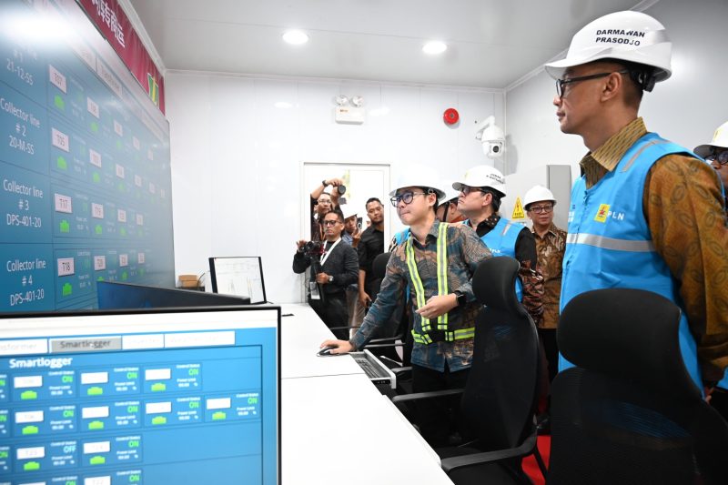 Direktur Utama PLN Darmawan Prasodjo (kanan) saat meninjau ruang kontrol PLTS ground-mounted dengan kapasitas 100 Megawatt peak (MWp) di Kawasan Industri Kota Bukit Indah (KBI), Kabupaten Purwakarta, Jawa Barat.