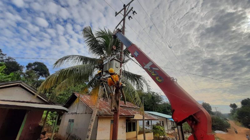 Petugas PLN sedang melakukan pemasangan trafo menggunakan crane pada proyek lisdes di Desa Sukabangun, Kabupaten Bengkayang, Kalimantan Barat.