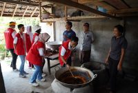 Relawan Bakti BUMN saat mengaduk gula semut sebagai produk unggulan Desa Manistutu, Jembrana, Bali.