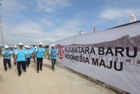 Direktur Utama PLN, Darmawan Prasodjo (kedua dari kanan) turun langsung menginspeksi keandalan infrastruktur ketenagalistrikan di Kawasan Inti Pusat Pemerintahan (KIPP) di IKN.