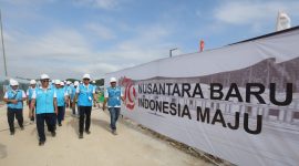 Direktur Utama PLN, Darmawan Prasodjo (kedua dari kanan) turun langsung menginspeksi keandalan infrastruktur ketenagalistrikan di Kawasan Inti Pusat Pemerintahan (KIPP) di IKN.