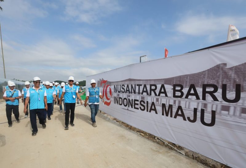 Direktur Utama PLN, Darmawan Prasodjo (kedua dari kanan) turun langsung menginspeksi keandalan infrastruktur ketenagalistrikan di Kawasan Inti Pusat Pemerintahan (KIPP) di IKN.