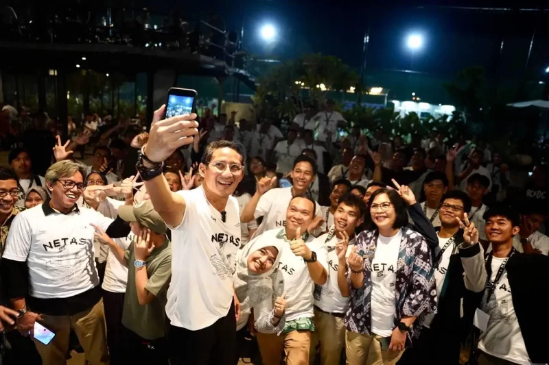 Menparekraf Sandiaga Uno saat hadir dan menyampaikan sambutan pada acara Nemuin Komunitas (Netas) Palembang di Taki Coffee, Minggu (15/9/2024).