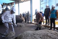 General Manager PLN Unit Induk Wilayah NTT, Ajrun Karim (ketiga dari kanan) bersama Kepala Perwakilan Bank Indonesia Provinsi NTT, Agus Sistyo Widjajati (kiri) secara simbolis mengangkut limbah operasional BI untuk dicampur dengan woodchips dan batu bara sebagai bahan bakar PLTU Bolok, Kupang./ foto ist