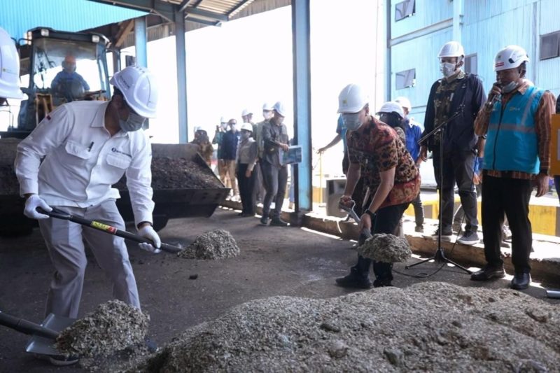 General Manager PLN Unit Induk Wilayah NTT, Ajrun Karim (ketiga dari kanan) bersama Kepala Perwakilan Bank Indonesia Provinsi NTT, Agus Sistyo Widjajati (kiri) secara simbolis mengangkut limbah operasional BI untuk dicampur dengan woodchips dan batu bara sebagai bahan bakar PLTU Bolok, Kupang./ foto ist