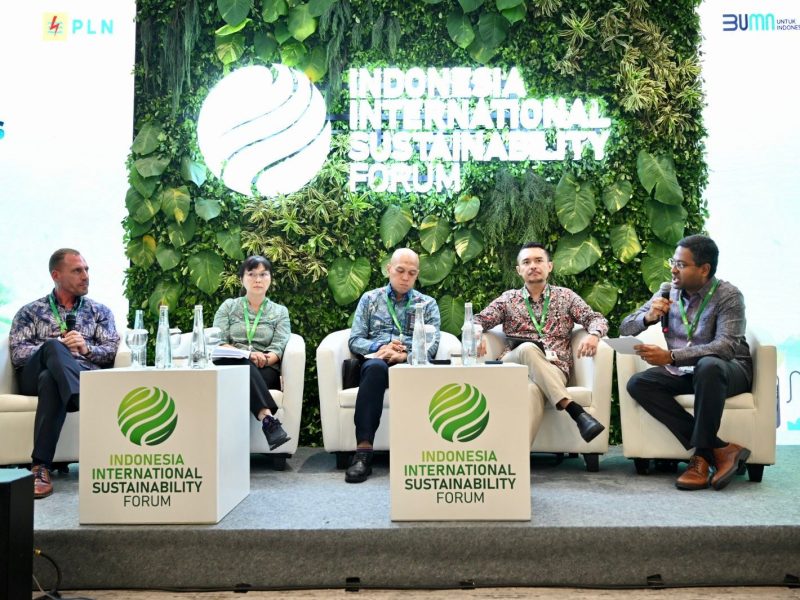 Suasana diskusi panel bertajuk ‘Catalyzing Hydrogen Solutions for a Sustainable World’ pada Indonesia International Sustainability Forum (IISF) 2024. Keterangan foto: General Manager PLN Puslitbang, Mochamad Soleh (tengah), Koordinator Pelayanan dan Pengawasan Usaha Aneka Energi Baru Terbarukan Kementerian ESDM, Muhamad Alhaqurahman Isa (kedua dari kanan), President Director PT Sembcorp Indonesia, Jen Tan (kedua dari kiri), President Director PT HDF Energy Indonesia, Mathieu Geze (kiri), Moderator, Ashwin Balasubramanian (kanan).