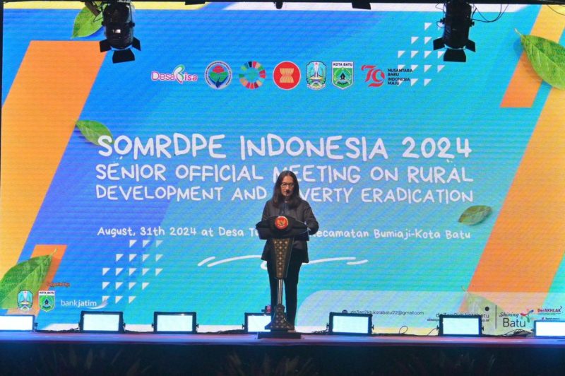 BATU - Plh Dirjen Pembangunan Desa dan Perdesaan Kemendes PDTT Rachmatia Handayani menutup Rangkaian Kegiatan Senior Official Meeting on Rural Development and Proverty Eradication (SOMRDPE) ASEAN di Desa Tulungrejo, Kecamatan Bumiaji Kota Batu, Malang, Jawa Timur, Sabtu (31)82024).
Foto : Andri/KemendesPDTT