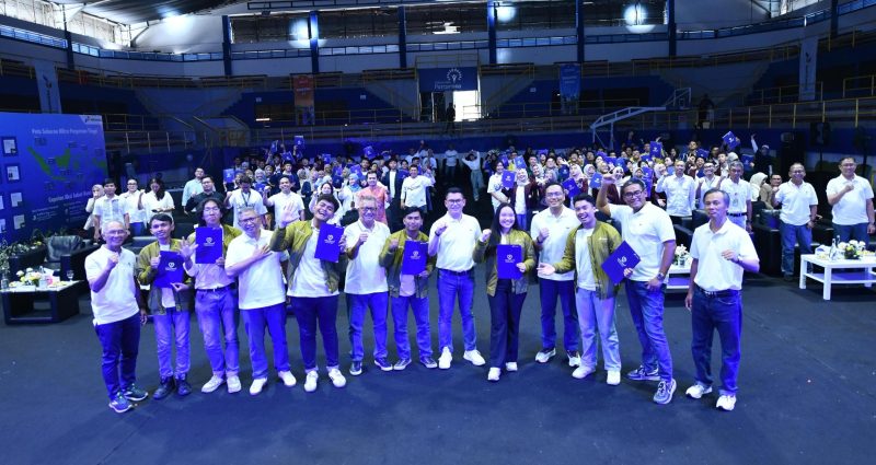 Keterangan Foto 2 : JAKARTA - Komisaris Utama Pertamina Simon Aloysius Mantiri, Direktur SDM Pertamina Persero Erry Sugiharto dan Presiden Direktur Pertamina Foundation Agus Mashud beserta manajemen berfoto bersama dengan mahasiswa diacara Welcoming Awardee Beasiswa Pertamina Sobat Bumi Tahun  2024, pada Rabu (4/9) di Universitas Pertamina Simprug.
