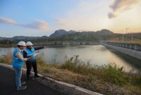 Petugas PLN ketika mengecek kecukupan debit air pada Regulating Dam PLTA Jatigede di Sumedang, Jawa Barat.