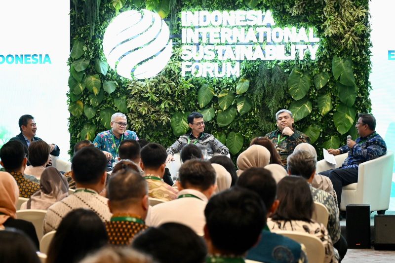 Suasana diskusi panel bertajuk ‘Strategies for Accelerating Electric Vehicle Infrastructure in Indonesia’ pada Indonesia International Sustainability Forum (IISF) 2024. Keterangan foto: Direktur Pemasaran dan Pengembangan Usaha PLN Enjiniring, Kurnia Rumdhony (kedua dari kanan), Koordinator Pelayanan Usaha Ketenagalistrikan Kementerian ESDM, Ferry Triansyah (kedua dari kiri), Direktur Utama Indonesia Battery Corporation, Toto Nugroho (tengah), Wakil Ketua Umum Asosiasi Ekosistem Mobilitas Listrik, Patrick Adhiatmadja (kiri), Moderator, Raja Agarwal (kanan).