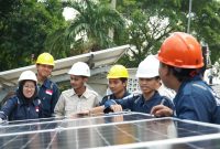 Ilustrasi Mahasiswa sedang melakukan praktikum di Laboratorium PLTS yang ada di Kampus ITPLN.