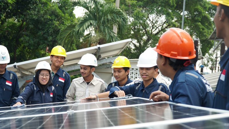 Ilustrasi Mahasiswa sedang melakukan praktikum di Laboratorium PLTS yang ada di Kampus ITPLN.