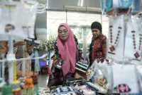 Produk UMKM Fashters berupa kerajinan tangan menarik perhatian pengunjung saat Pameran Kerajinan Nusantara Kriyanusa 2024 bulan lalu.