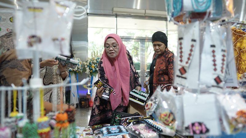 Produk UMKM Fashters berupa kerajinan tangan menarik perhatian pengunjung saat Pameran Kerajinan Nusantara Kriyanusa 2024 bulan lalu.