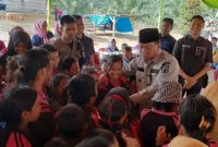 Bupati Kuansing, Suhardiman Amby menguji murid murid SD Negeri 04 Desa Sungai Besar dengan berbagai pertanyaan. Misalnya 