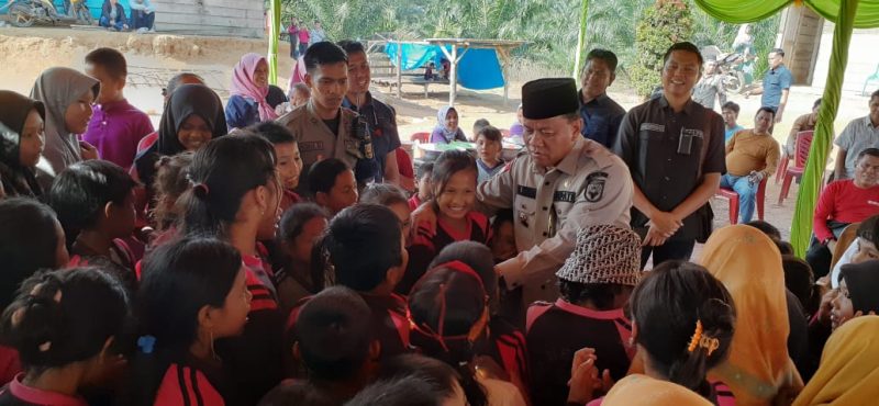 Bupati Kuansing, Suhardiman Amby menguji murid murid SD Negeri 04 Desa Sungai Besar dengan berbagai pertanyaan. Misalnya 