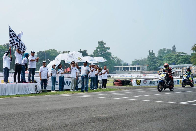 Suasana seremoni pembukaan PLN EV Conversion Race di Sentul International Karting Circuit pada Minggu, (22/9).