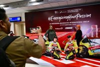 Keterangan Foto 1: Antusias wisatawan saat berfoto di spot foto unik dengan papan menyerupai pembalap Tim VR46 MotoGP yang ada di Bandara Internasional Lombok. Selasa (24/9/2024).
