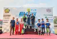 Para pemenang EV Live Conversion tingkat Sekolah Menengah Kejuruan (SMK) pada ajang PLN EV Conversion Race 2024, SMK Dinamika Pembangunan 1 Jakarta (tengah) sebagai juara 1, SMK Negeri 2 Bekasi (kiri) sebagai juara 2, dan SMK Taman Siswa Rancaekek Kab. Bandung (kanan) sebagai juara 3.