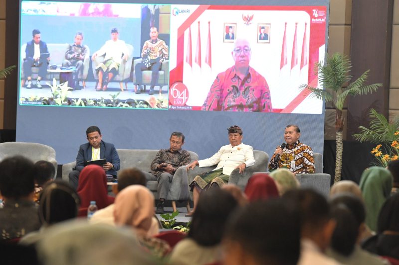 Agus Sudrajat (Deputi Bidang Kajian dan Inovasi Manajemen ASN LAN RI), Anak Agung Ngurah Ugrasena (Penglisir Puri Singaraja Buleleng), Sunaji Zamroni (Peneliti Atmawidya Alterasi Indonesia), Sunama Eka Nugraha (Divisi Business Program BNI 46) menjadi pembicara seminar di Sentul, Jawa Barat, Rabu (25/9/2024). Seminar yang dimoderatori Hasman Maani (PSM Ahli Utama Kemendes PDTT) ini mengulas peran Penggerak Swadaya Masyarakat (PSM) dalam meningkatkan perekonomian desa.
Foto: Wening/Kemendes PDTT