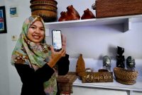 Keterangan Foto 1: Admiatun Suwendatanti, Pemilik UMKM binaan Pertamina Kelapa Idea, mengakui ajang Pertamina Grand Prix of Indonesia memberi berkah untuk usahanya. Untuk memperkuat bisnisnya, Admiatun mengikuti sosialisasi MyPertamina di Rumah Kreatif BUMN Lombok Timur, pada Rabu (25/9/2024).