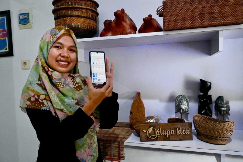 Keterangan Foto 1: Admiatun Suwendatanti, Pemilik UMKM binaan Pertamina Kelapa Idea, mengakui ajang Pertamina Grand Prix of Indonesia memberi berkah untuk usahanya. Untuk memperkuat bisnisnya, Admiatun mengikuti sosialisasi MyPertamina di Rumah Kreatif BUMN Lombok Timur, pada Rabu (25/9/2024).