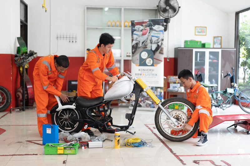 Para siswa Sekolah Menengah Kejuruan (SMK) tampak serius saat mengikuti pelatihan konversi kendaraan listrik yang diinisiasi oleh PLN UID Jakarta Raya. Pelatihan ini merupakan salah satu program PLN Ecogreen Industry for Sustainable Economy of Indonesia yang berhasil meraih Platinum CSR Leading Impact di ajang Asian Impact Awards 2024.