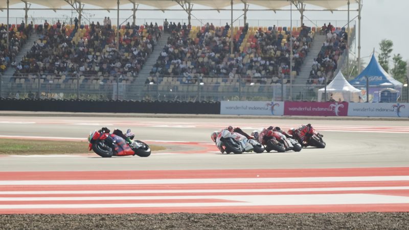 Para pembalap saling menyalip dan memacu motornya untuk memperebutkan posisi pertama pada ajang MotoGP di Sirkuit Mandalika, Lombok Tengah, NTB pada Minggu (29/9). Event balap internasional ini merupakan tahun ketiganya digelar di Indonesia.