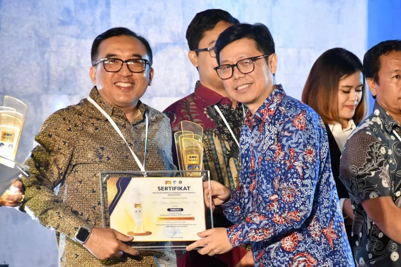 VP Corporate Communication Telkom Andri Herawan Sasoko menerima penghargaan pada ajang Anugerah Media Humas (AMH) 2024 yang diselenggarakan oleh Kementerian Komunikasi dan Informatika RI pada Kamis, (10/10).

