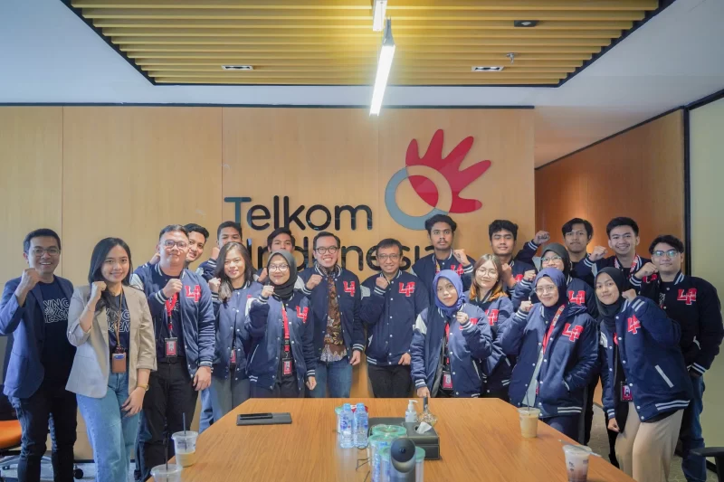 Direktur Digital Business Telkom Muhammad Fajrin Rasyid bersama peserta Digistar Class. Pada kesempatan tersebut, Fajrin memberikan pemahaman terkait menciptakan inovasi dan membangun startup.