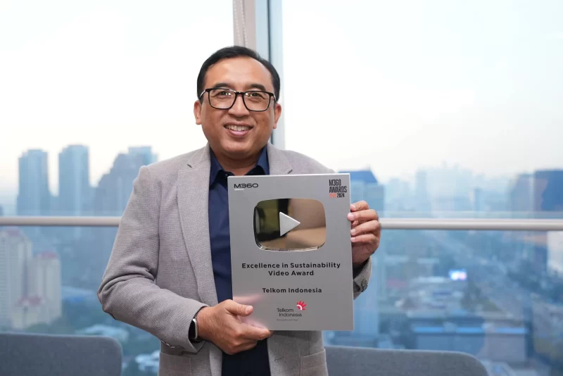 VP Corporate Communication Telkom Andri Herawan Sasoko menunjukkan trofi M360 Digital Nations Awards 2024. Melalui video “Water Management System: Constructing a Sustainable Tomorrow”, Telkom memenangkan kategori Excellence in Sustainability Video Award. / foto ist