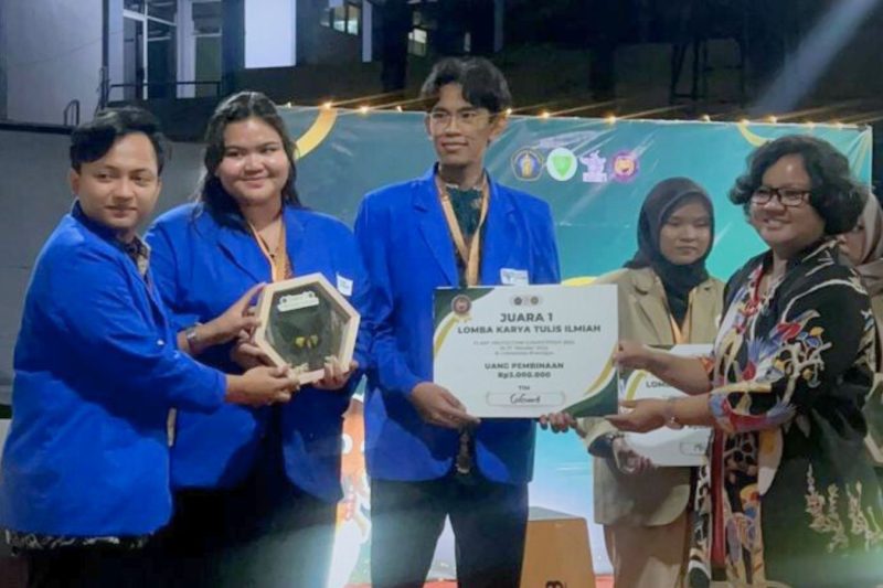 Fitto Martcellindo (kiri), Putu Niar Meiwasandi (kedua dari kiri), dan Raden Ronggo Bintang Pratomo (tengah) yang tergabung dalam Tim CaiGuard mewakili Insitut Teknologi PLN menerima penghargaan Juara 1 pada ajang Plant Protection Competition 2024 yang diselenggarakan oleh Universitas Brawijaya di Malang, (27/10). Perlombaan inovasi karya ilmiah tingkat nasional yang dilaksanakan rutin tiap tahun ini diikuti oleh mahasiswa perguruan tinggi se-Indonesia.