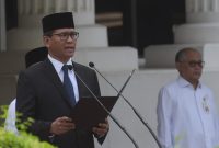 Deputi Bidang Perekonomian Satya Bhakti Parikesit, bertindak sebagai inspektur upacara dalam Upacara Peringatan Hari Sumpah Pemuda Tahun 2024 di lingkungan Lembaga Kepresidenan, Senin (28/10/2024). (Foto: Humas/Teguh)
