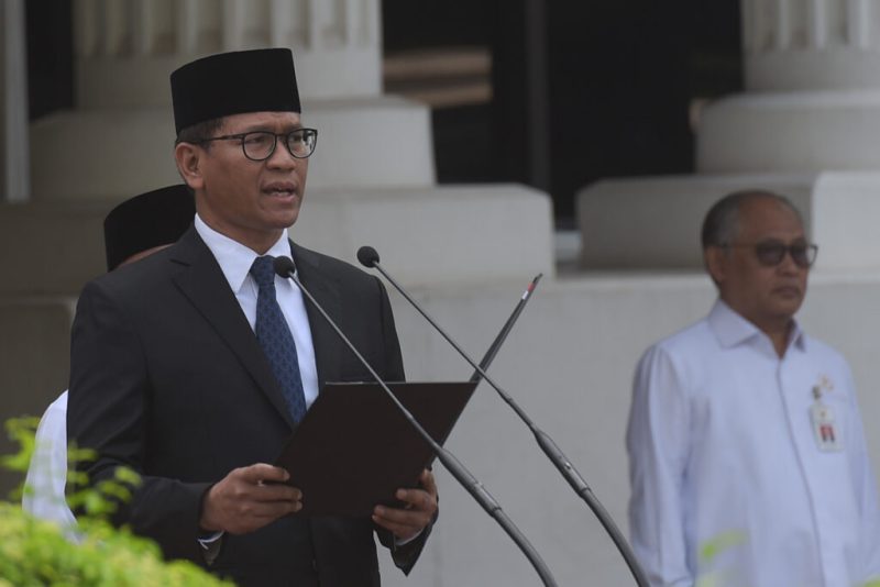 Deputi Bidang Perekonomian Satya Bhakti Parikesit, bertindak sebagai inspektur upacara dalam Upacara Peringatan Hari Sumpah Pemuda Tahun 2024 di lingkungan Lembaga Kepresidenan, Senin (28/10/2024). (Foto: Humas/Teguh)
