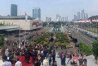 Suasana ramai masyarakat yang datang ke Kompleks Parlemen terdiri dari keluarga, teman, hingga pendukung Anggota DPR dan Anggota DPD RI baru yang dilantik pada saat acara Pelantikan Anggota MPR/DPR/DPD RI di Senayan, Rabu (9/10/2024)./ foto ist