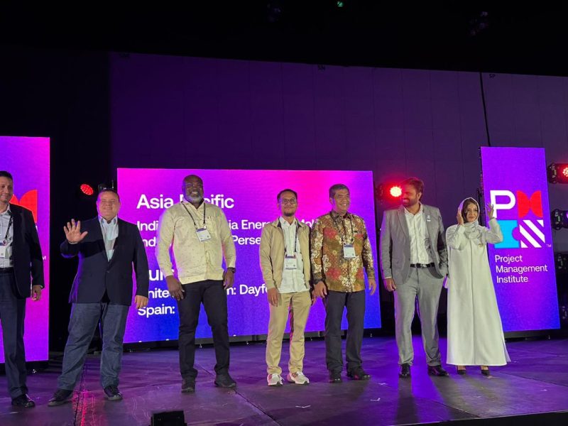 EVP Project Management Office PLN, Octavianus Duha (ketiga dari kanan) mewakili PLN dalam menerima penghargaan PMO of the Year Regional Asia Pasifik. Pada penghargaan yang diumumkan dalam PMO Global Summit di Los Angeles, California, Amerika Serikat pada Sabtu (21/9) ini PLN hadir sebagai wakil Indonesia.