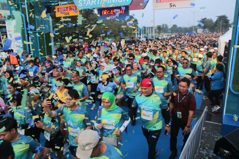 Antusiasme ribuan peserta saat melakukan start lari pada PLN Electric Run 2024 di Scientia Square Park, Gading Serpong, Tangerang pada Minggu (6/10).