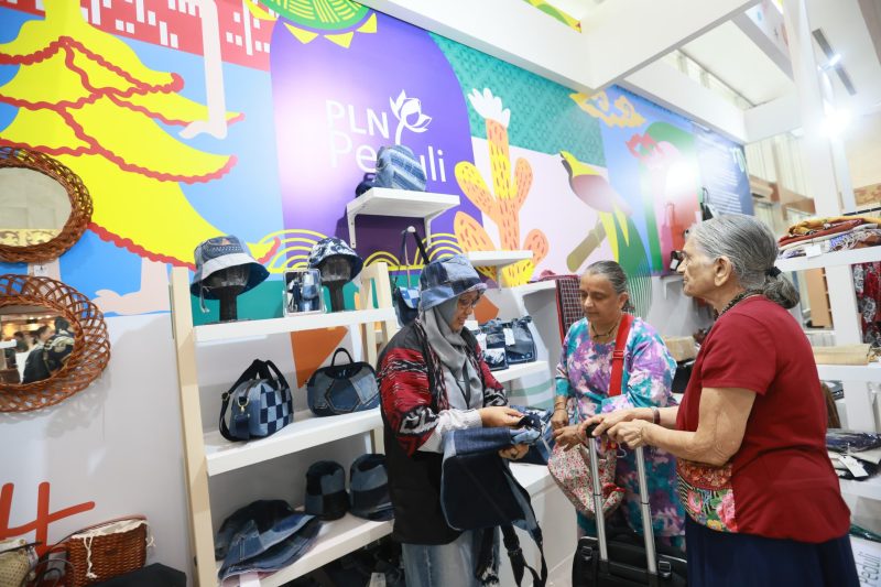 Suasana booth PLN di ajang INACRAFT on October   yang ramai dikunjungi oleh pengunjung baik domestik maupun internasional.