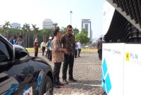 Direktur Utama PLN, Darmawan Prasodjo (kanan) didampingi General Manager PLN UID Jakarta Raya, Lasiran (kiri) melakukan peninjauan fuel cell generator hidrogen hijau yang menjadi backup kelistrikan Upacara Hari Ulang Tahun Pertambangan dan Energi ke-79 di Monumen Nasional, Jakarta Pusat.