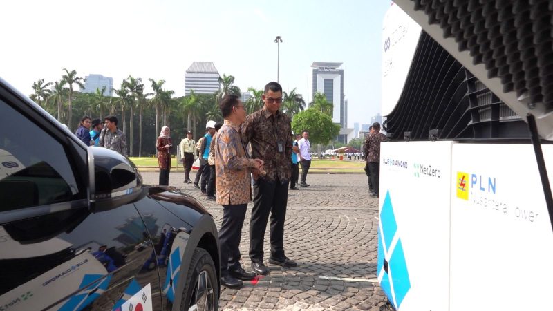 Direktur Utama PLN, Darmawan Prasodjo (kanan) didampingi General Manager PLN UID Jakarta Raya, Lasiran (kiri) melakukan peninjauan fuel cell generator hidrogen hijau yang menjadi backup kelistrikan Upacara Hari Ulang Tahun Pertambangan dan Energi ke-79 di Monumen Nasional, Jakarta Pusat.