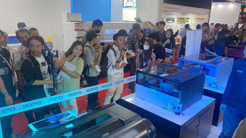 Epson Indonesia dengan bangga meluncurkan rangkaian printer profesional terbaru dari seri SureColor yang dirancang untuk memenuhi berbagai kebutuhan pencetakan berkualitas tinggi di industri fotografi / foto ( EPSON )