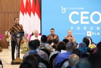 Dalam acara Kompas100 CEO Forum yang berlangsung di Istana Garuda, Ibu Kota Nusantara (IKN) pada Jumat (11/10), Presiden RI Joko Widodo (kiri) menyampaikan, Indonesia berhasil naik peringkat dari 42 menjadi 27 dalam global competitiveness ranking dan juga melompat dari urutan 97 menjadi 54 dalam global innovation ranking sebagai dampak dari pembangunan beragam infrastruktur di seluruh Tanah Air.