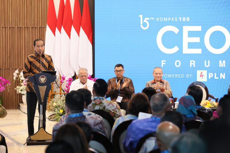 Dalam acara Kompas100 CEO Forum yang berlangsung di Istana Garuda, Ibu Kota Nusantara (IKN) pada Jumat (11/10), Presiden RI Joko Widodo (kiri) menyampaikan, Indonesia berhasil naik peringkat dari 42 menjadi 27 dalam global competitiveness ranking dan juga melompat dari urutan 97 menjadi 54 dalam global innovation ranking sebagai dampak dari pembangunan beragam infrastruktur di seluruh Tanah Air.