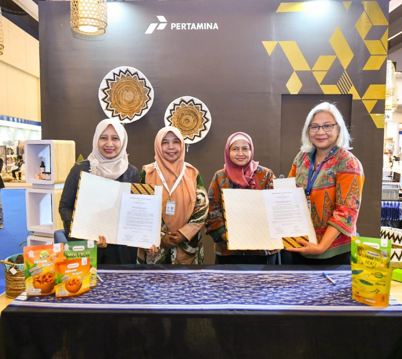 Keterangan Foto 1: Manager SMEPP Pertamina Dewi Sri Utami menyaksikan penandatanganan kerjasama dagang antara UMKM Binaan Pertamina dengan Buyer dari Kanada, serta beberapa kerjasama lainnya dengan negara lain. Pertamina mendorong target ekspor Go Global pada ajang Pameran Trade Expo Indonesia ke-39 tahun 2024 yang digelar di ICE BSD, Tangerang, pekan lalu.
