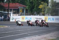 Para pembalap PLN EV Conversion Race 2024 putaran kedua melibas tikungan terakhir di Sirkuit Karting Sentul, Kabupaten Bogor, Jawa Barat, Minggu (13/10).