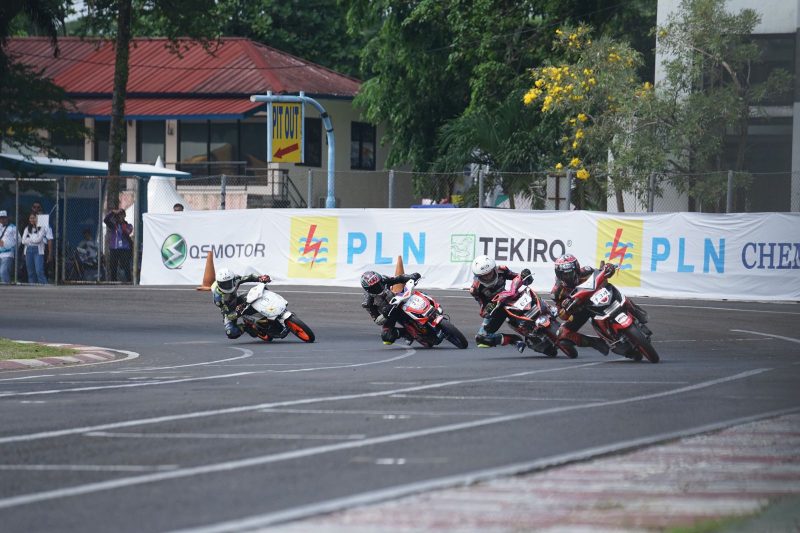 Para pembalap PLN EV Conversion Race 2024 putaran kedua melibas tikungan terakhir di Sirkuit Karting Sentul, Kabupaten Bogor, Jawa Barat, Minggu (13/10).